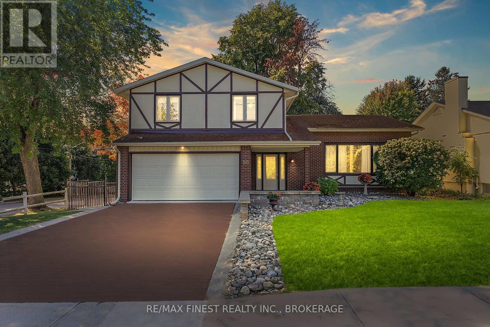 80 Market St, Gananoque, ON K7G 2M3