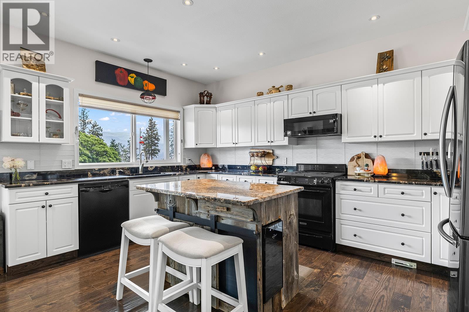 5827 Victoria St, Peachland, BC V0H 1X4