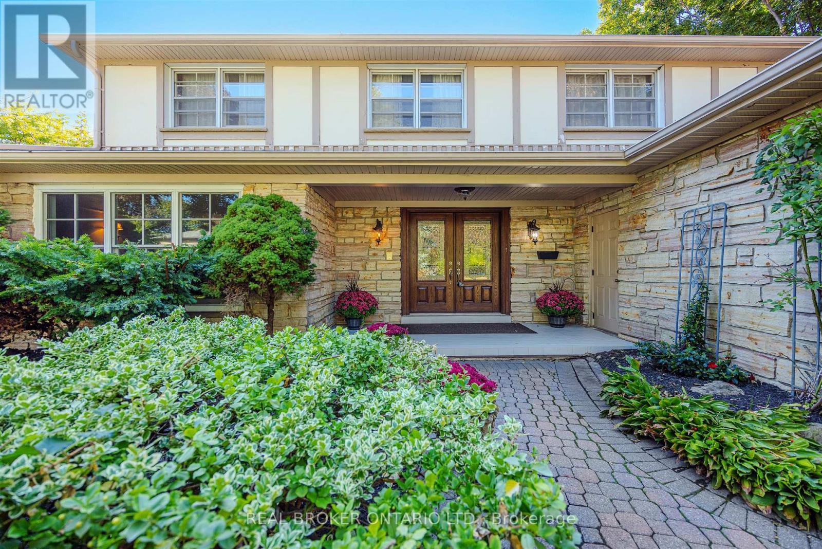 6 Streatham Pl, Toronto, ON M9B 6A4
