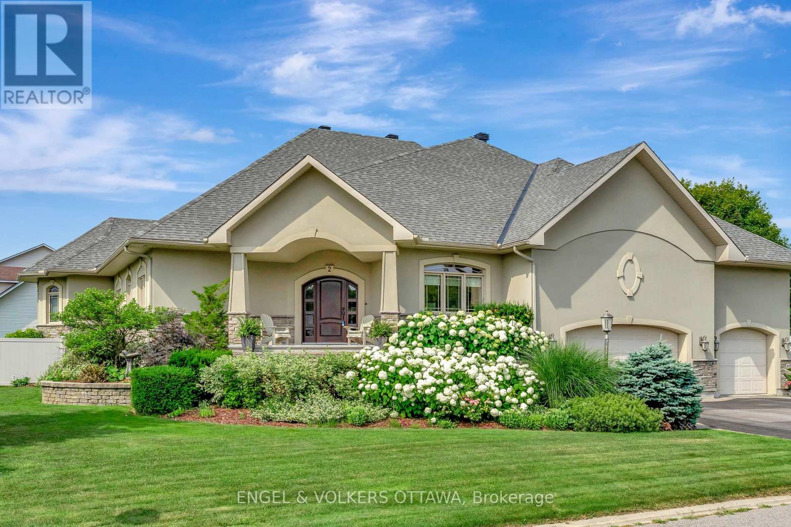 2 Beechgrove Gdns, Ottawa, ON K2S 1W5