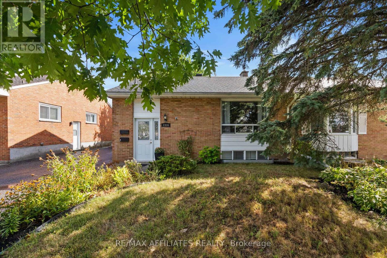 1316 Bloomsbury Cres, Ottawa, ON K2C 2Y9