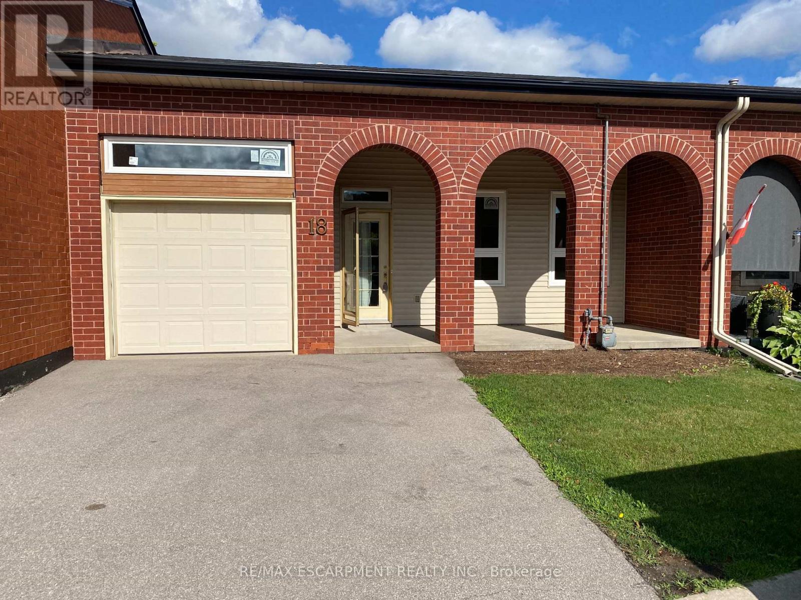 18 Archdeacon Clark Trl, Hamilton, ON L9B 2M2