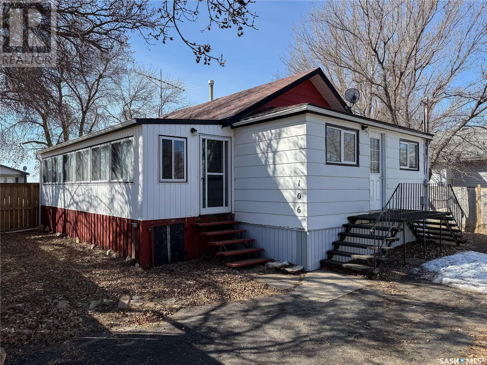 106 1 Street, Gull Lake, SK S0N 1A0