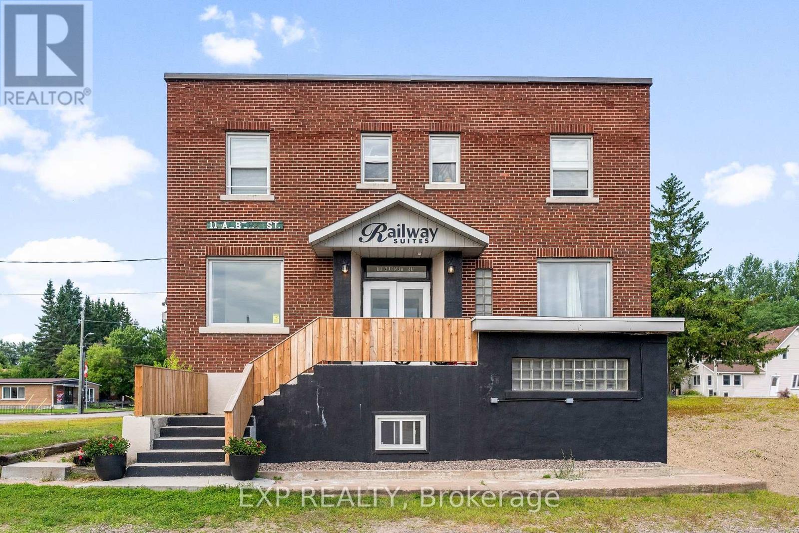11 Albert St, Laurentian Hills, ON K0J 1J0