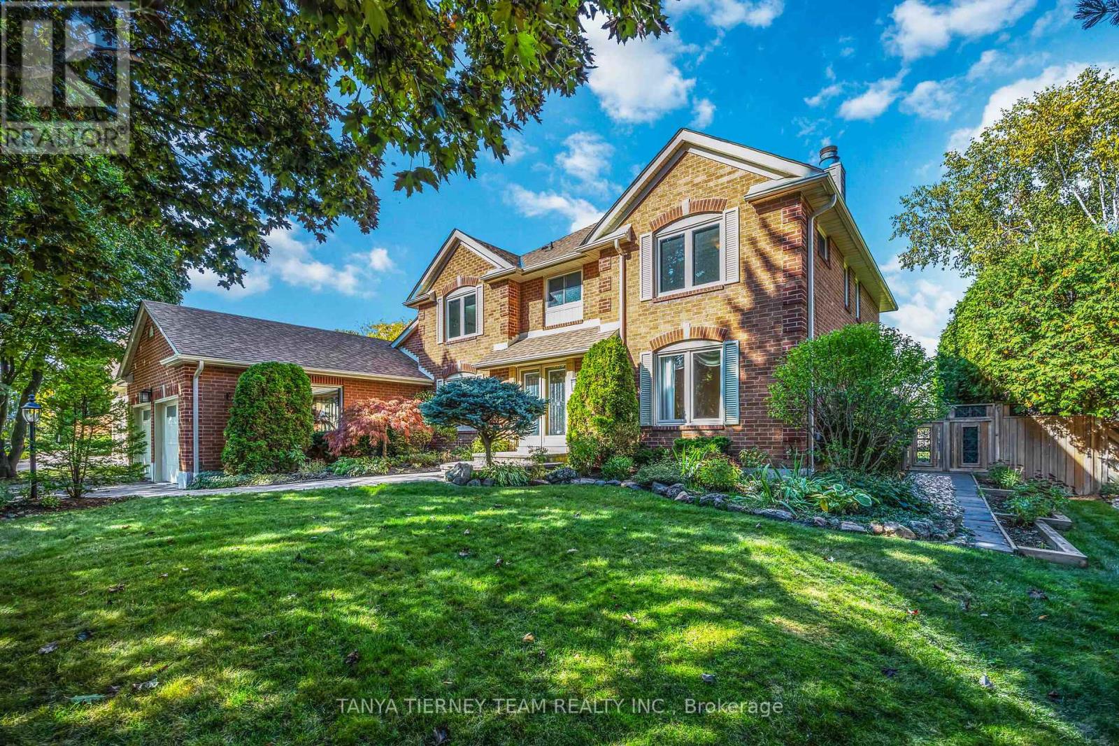 6 Lyndhurst Cres, Whitby, ON L1R 1E4