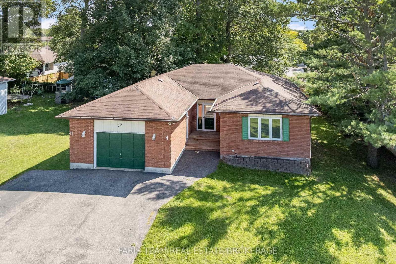 25 Bridle Rd, Penetanguishene, ON L9M 1J5