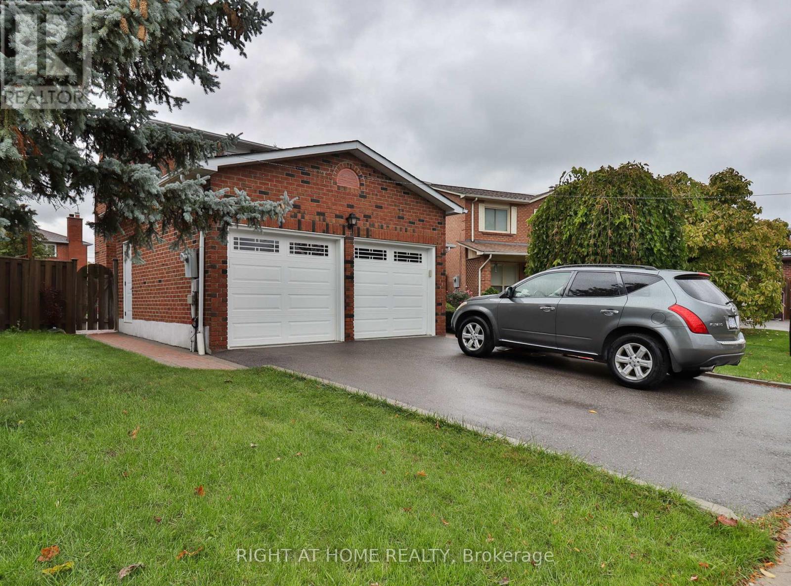 1433 Bough Beeches Blvd, Mississauga, ON L4W 3B4
