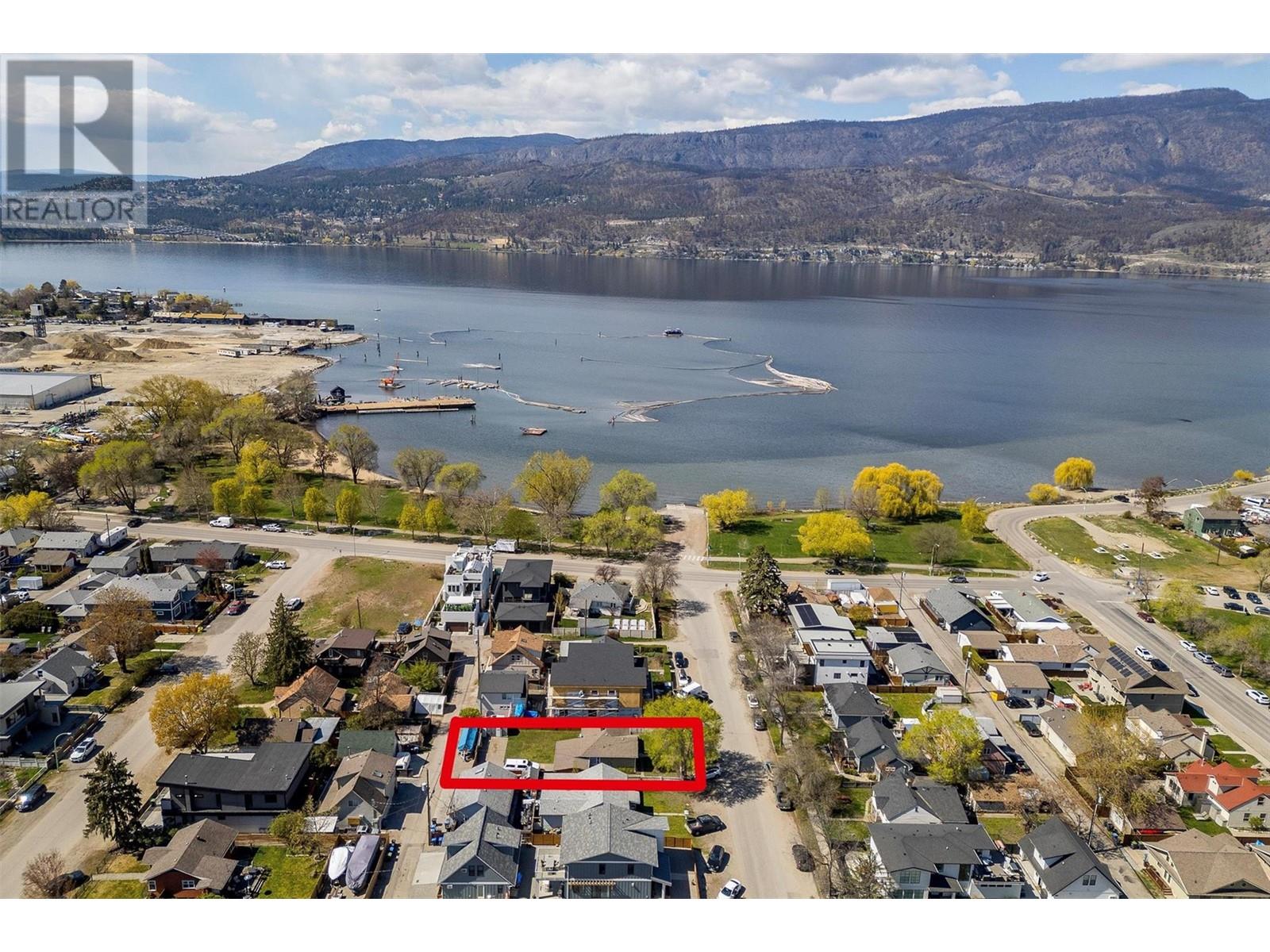 559 Cambridge Ave, Kelowna, BC V1Y 7M4