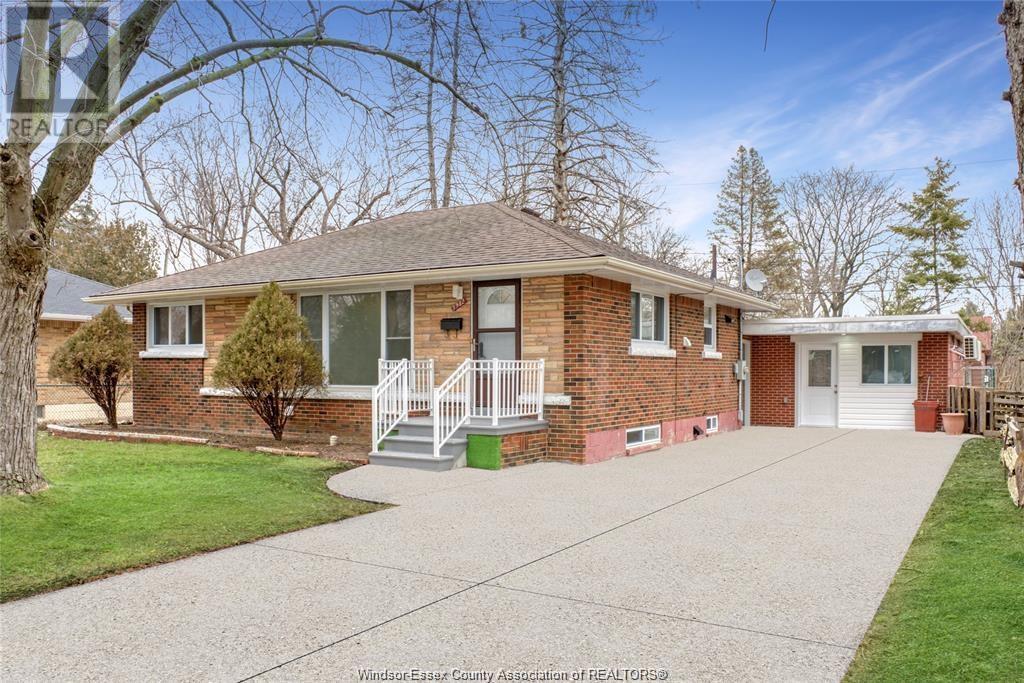 3982 Mount Royal Dr, Windsor, ON N9G 2B7