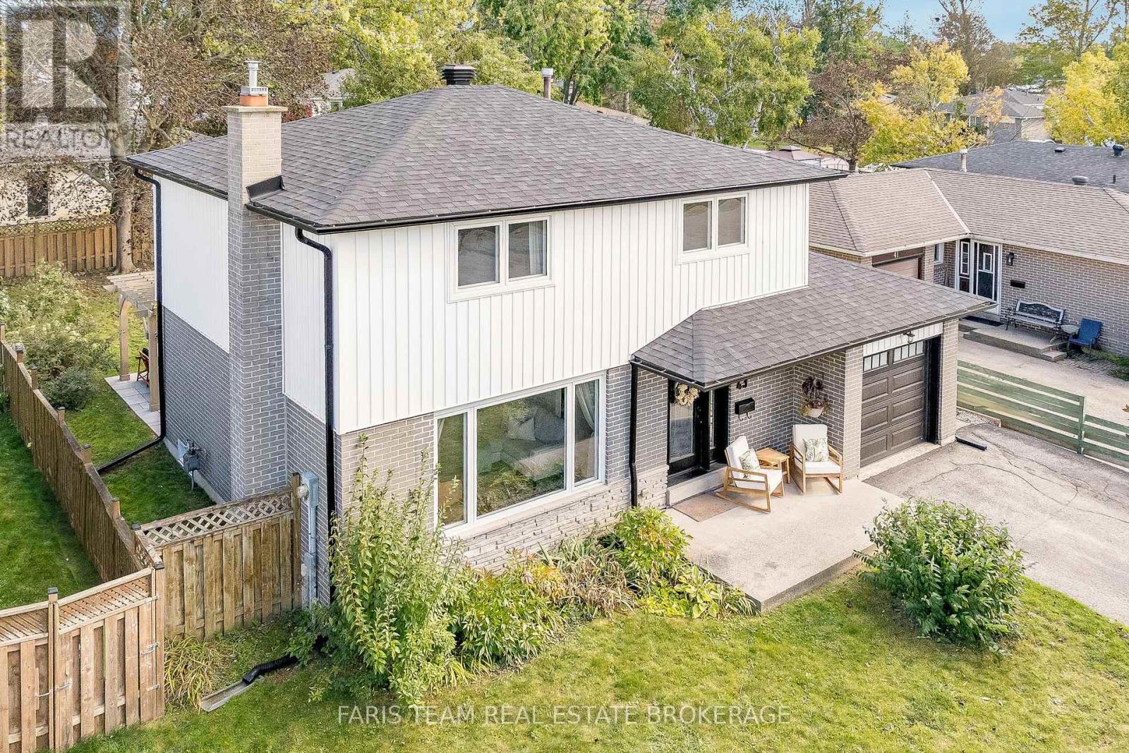 43 Jeffrey St, Barrie, ON L4M 4L4