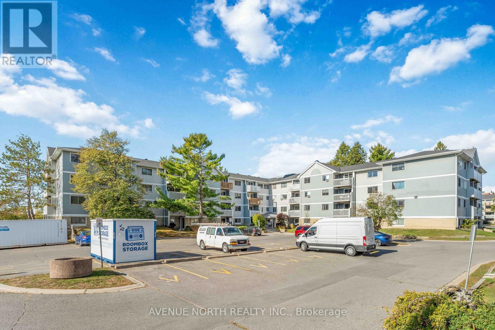 200 214 Viewmount Dr, Ottawa, ON K2E 7X3