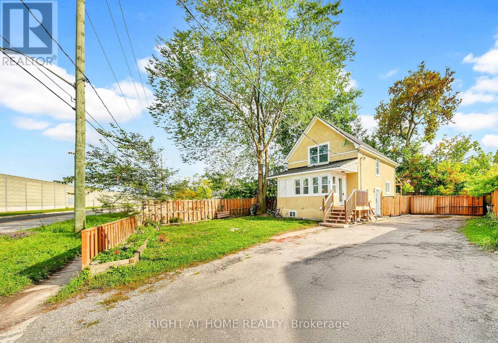 7 Maywood Ave, St. Catharines, ON L2R 1C4