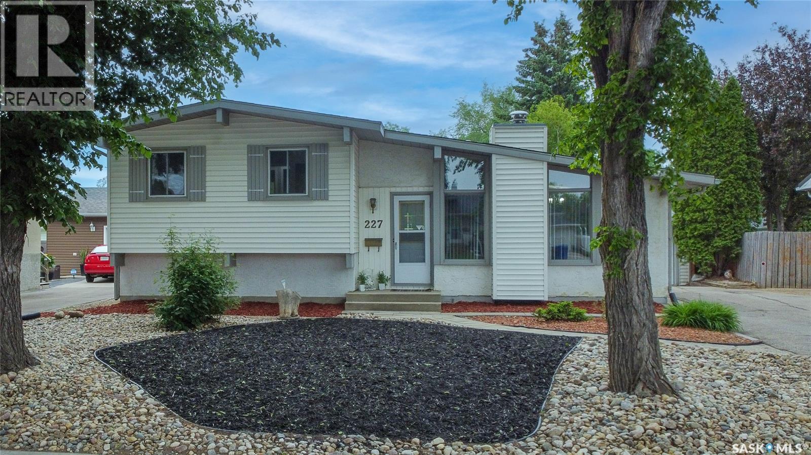 227 Hanley Cres, Regina, SK S4R 5A9