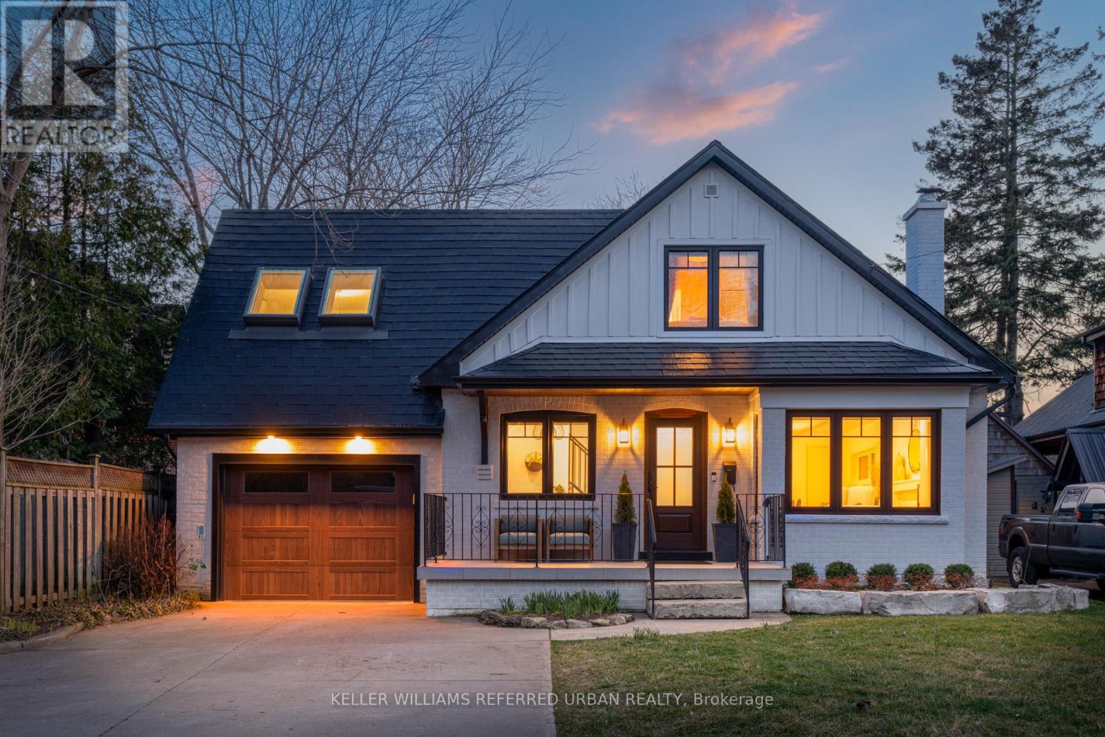 12 Wesley Ave, Mississauga, ON L5H 2M5