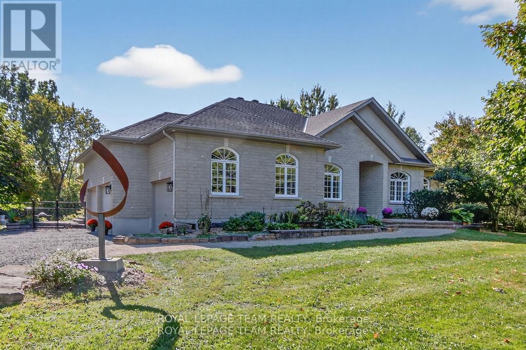 6196 Elkwood Dr, Ottawa, ON K4P 1M9