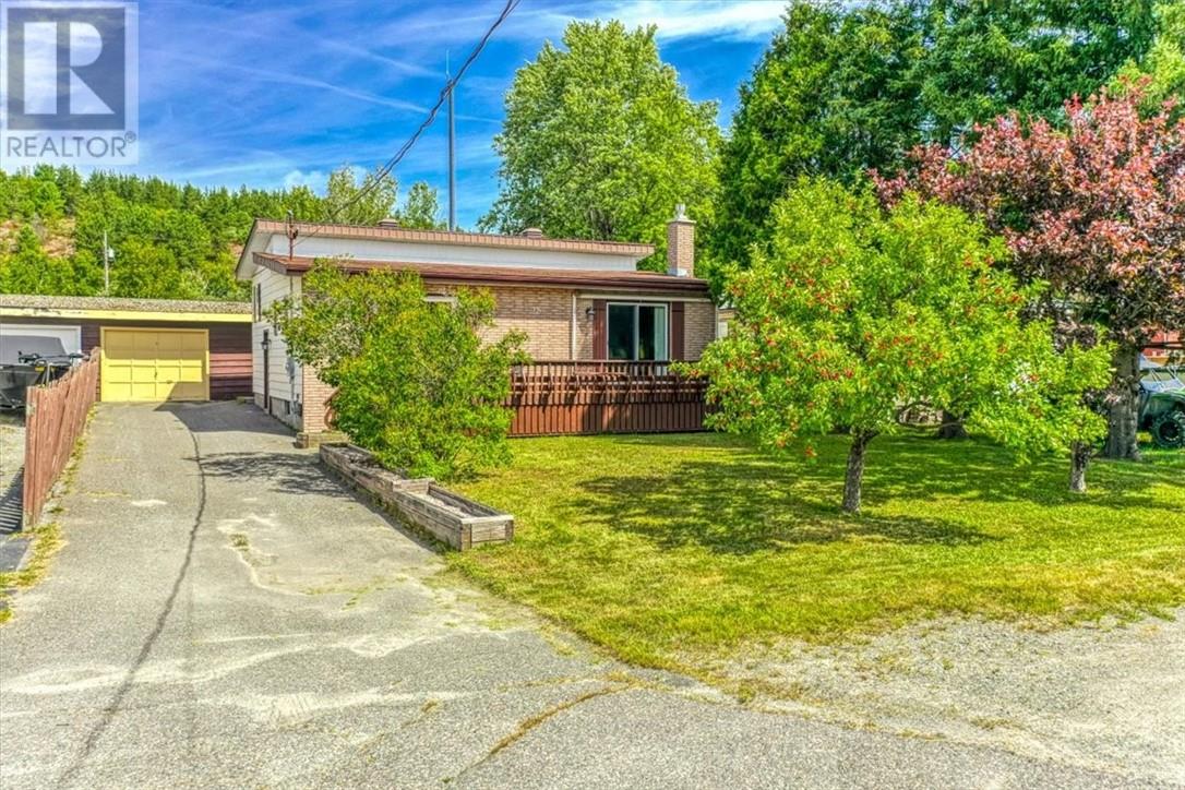 18 Laren St, Wahnapitae, ON P0M 3C0