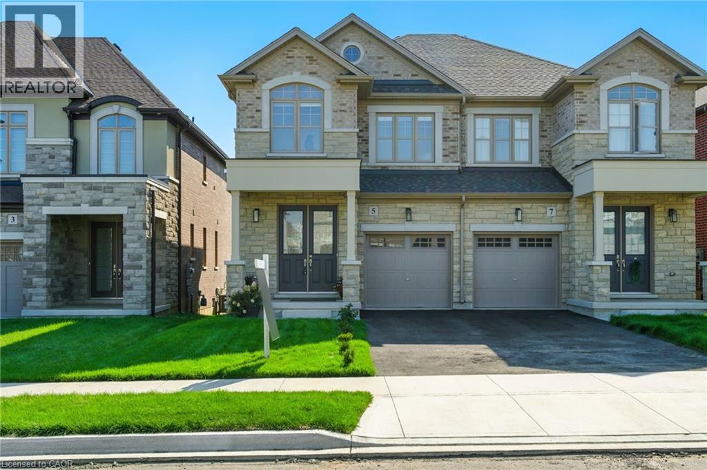 5 Cherry Blossom Hts, Hamilton, ON L9B 0E9