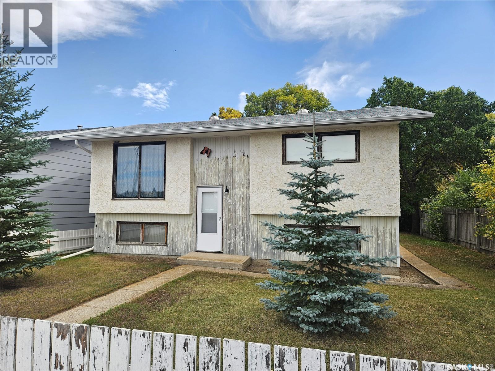 1031 7 Avenue Northeast, Moose Jaw, SK S6H 1N9