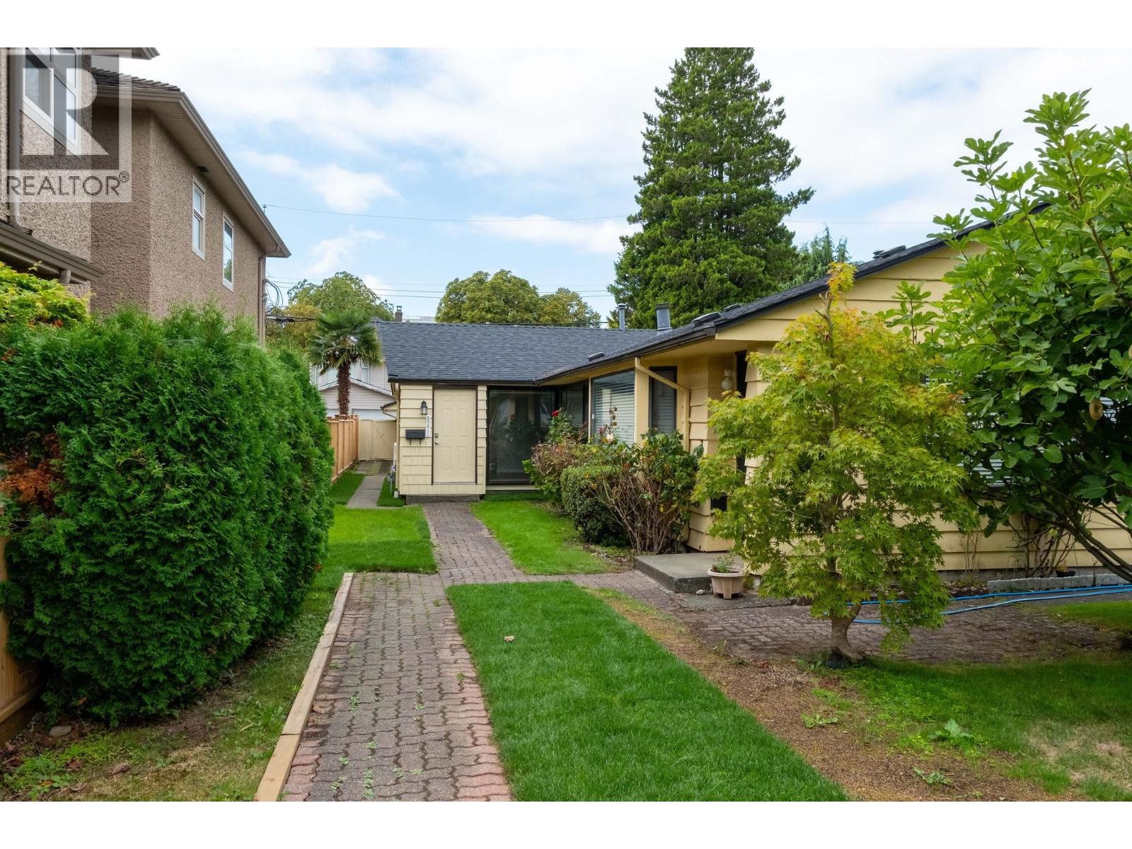 8271 Laurel St, Vancouver, BC V6P 3V2