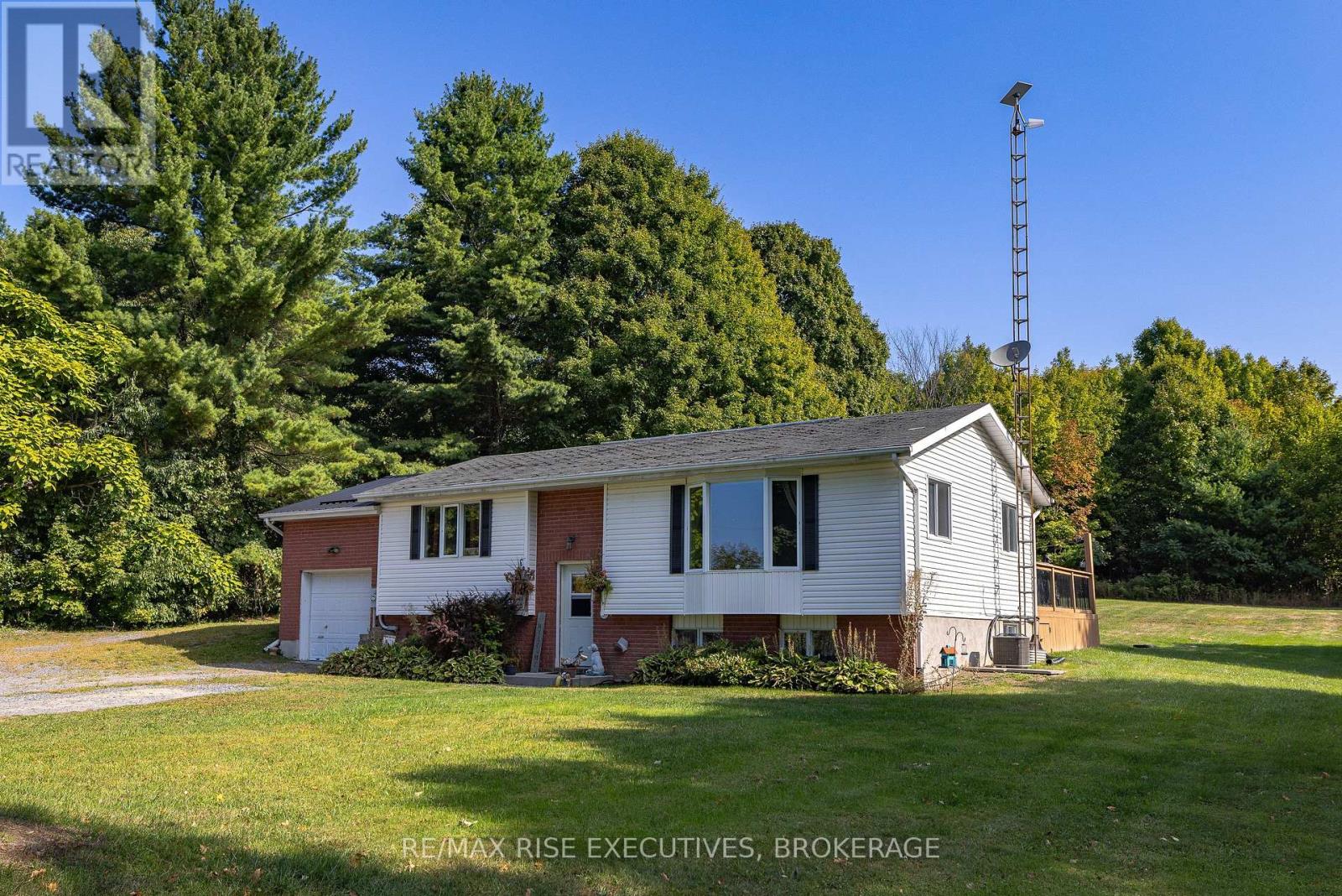 9009 Perth Rd, Rideau Lakes, ON K0G 1X0