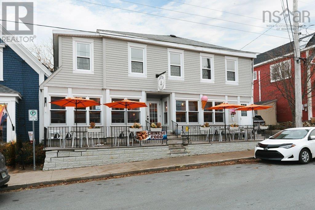 43 Queen St, Chester, NS B0J 1J0