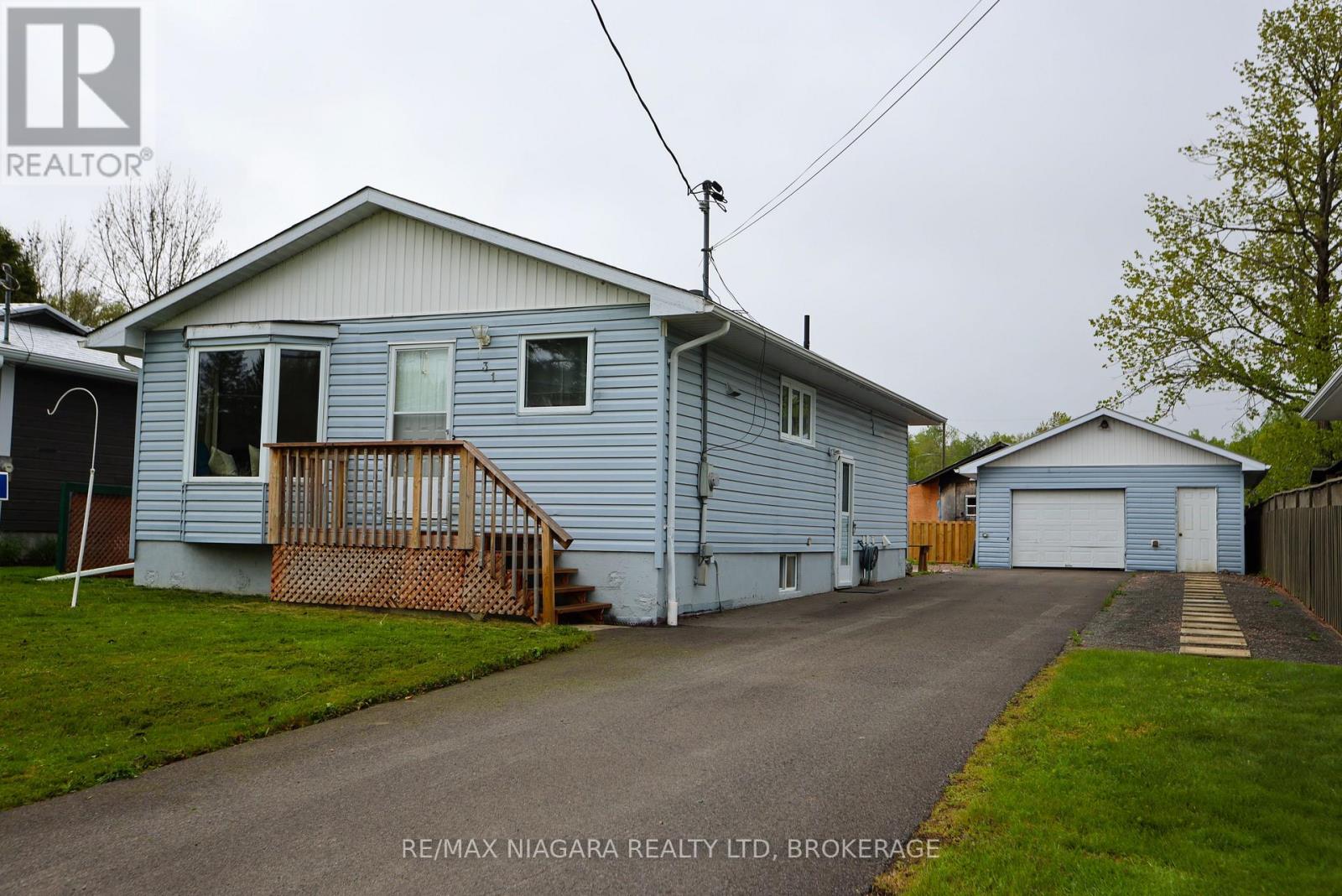 31 Spruce Dr, Temagami, ON P0H 2H0