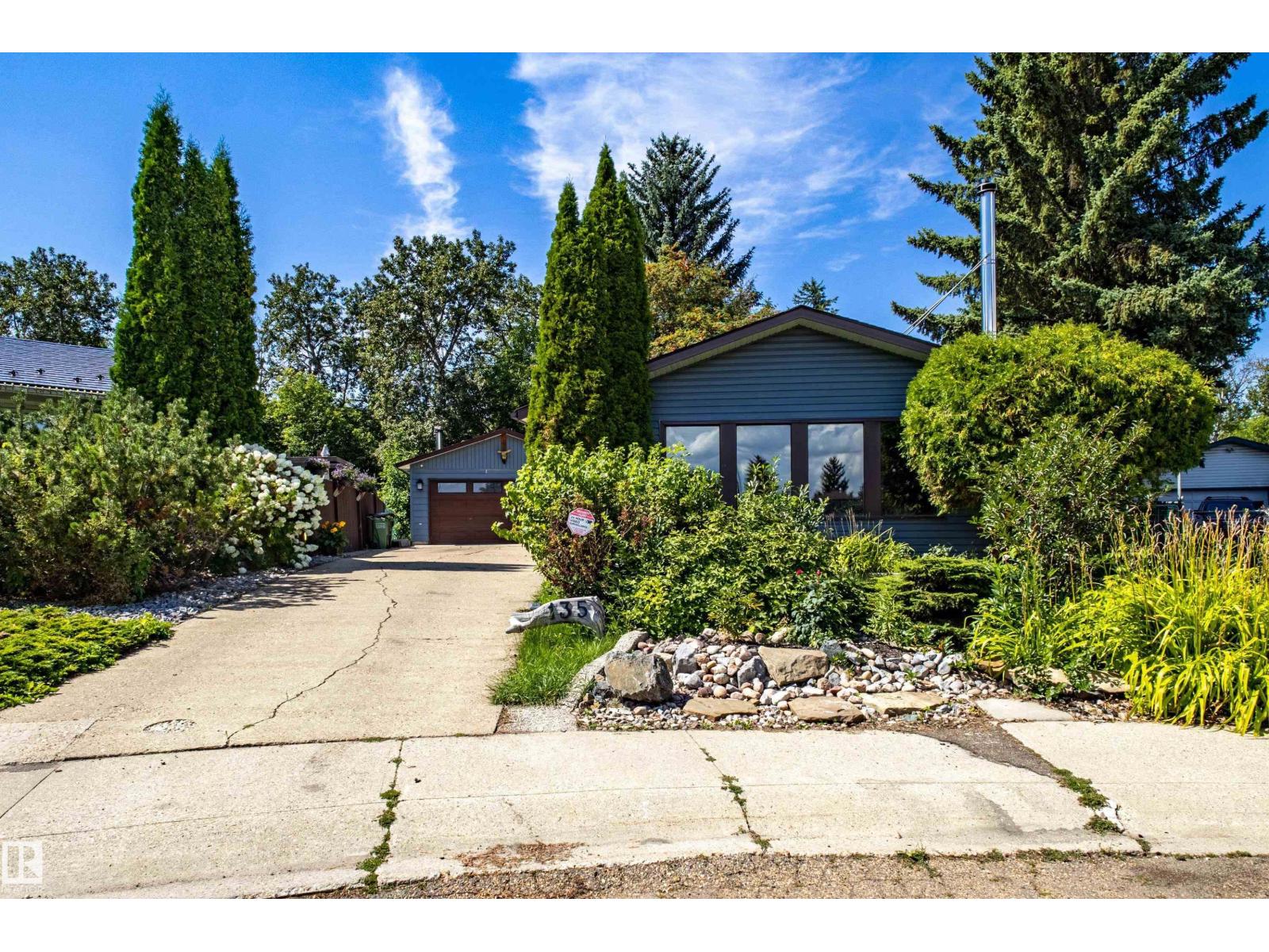 135 Homestead Cr NW, Edmonton, AB T5A 2Y1