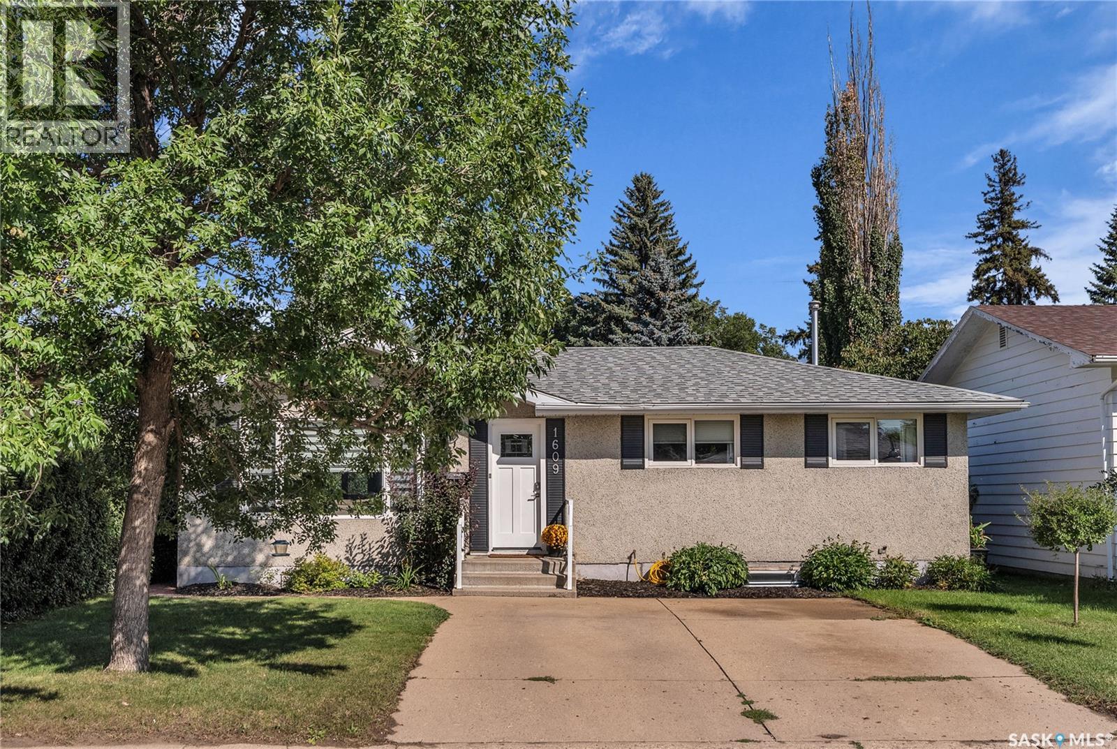 1609 Ruth St E, Saskatoon, SK S7J 0L7