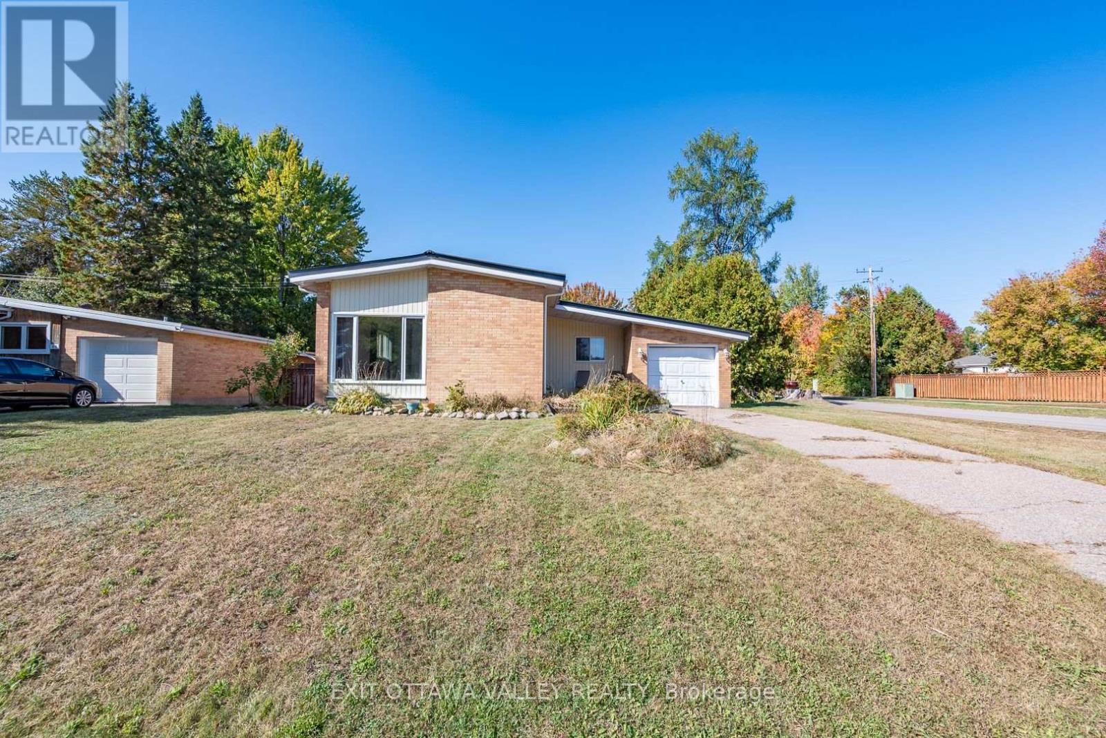 85 Frontenac Cres, Deep River, ON K0J 1P0