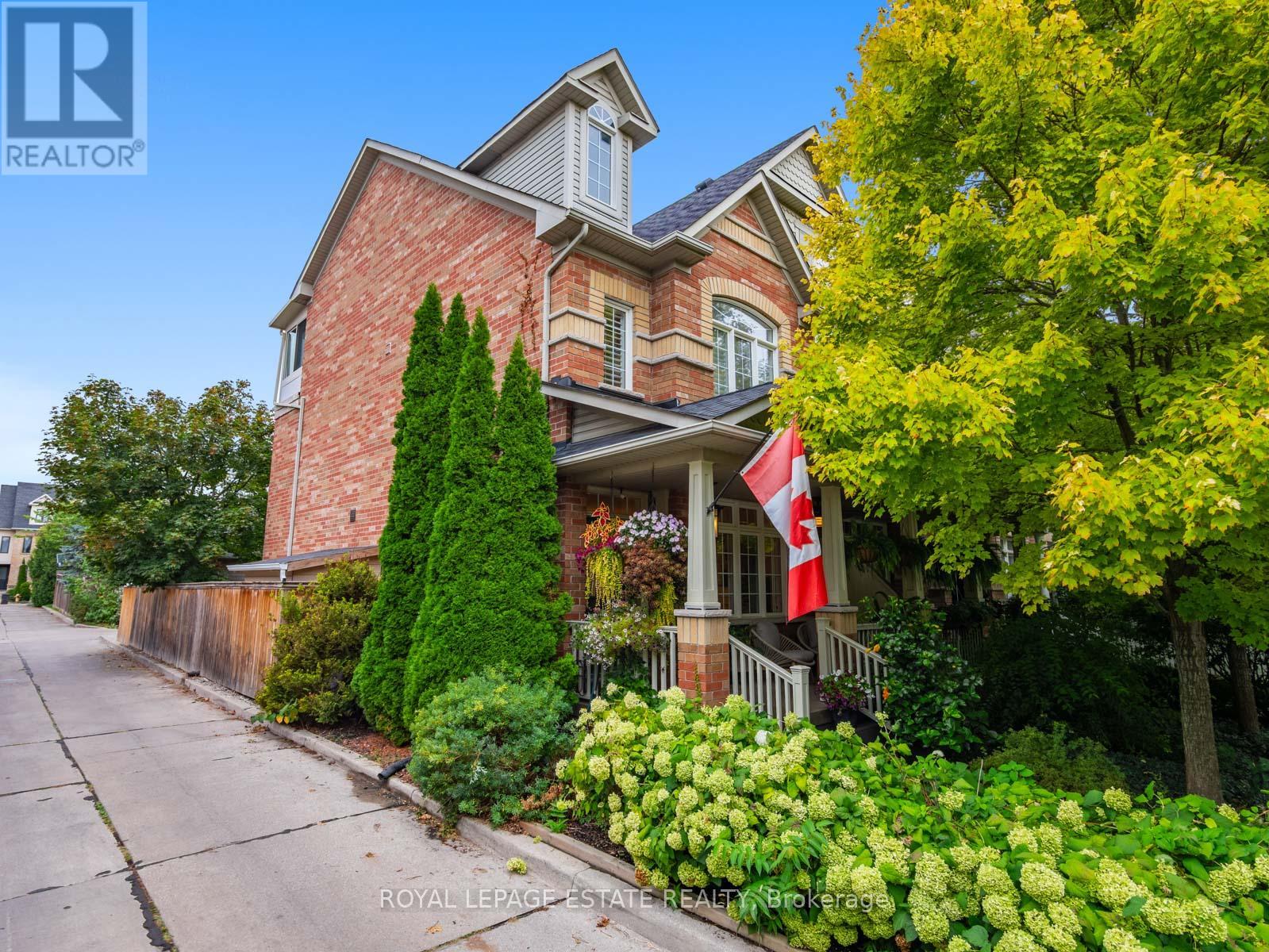 18 Crossovers St, Toronto, ON M4E 3X4