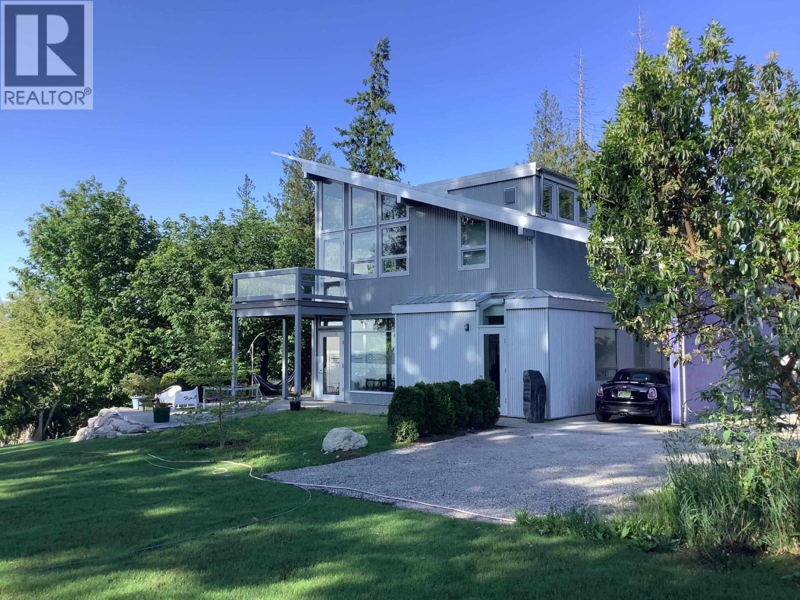 5550 Nickerson Rd, Sechelt, BC V7Z 0M4