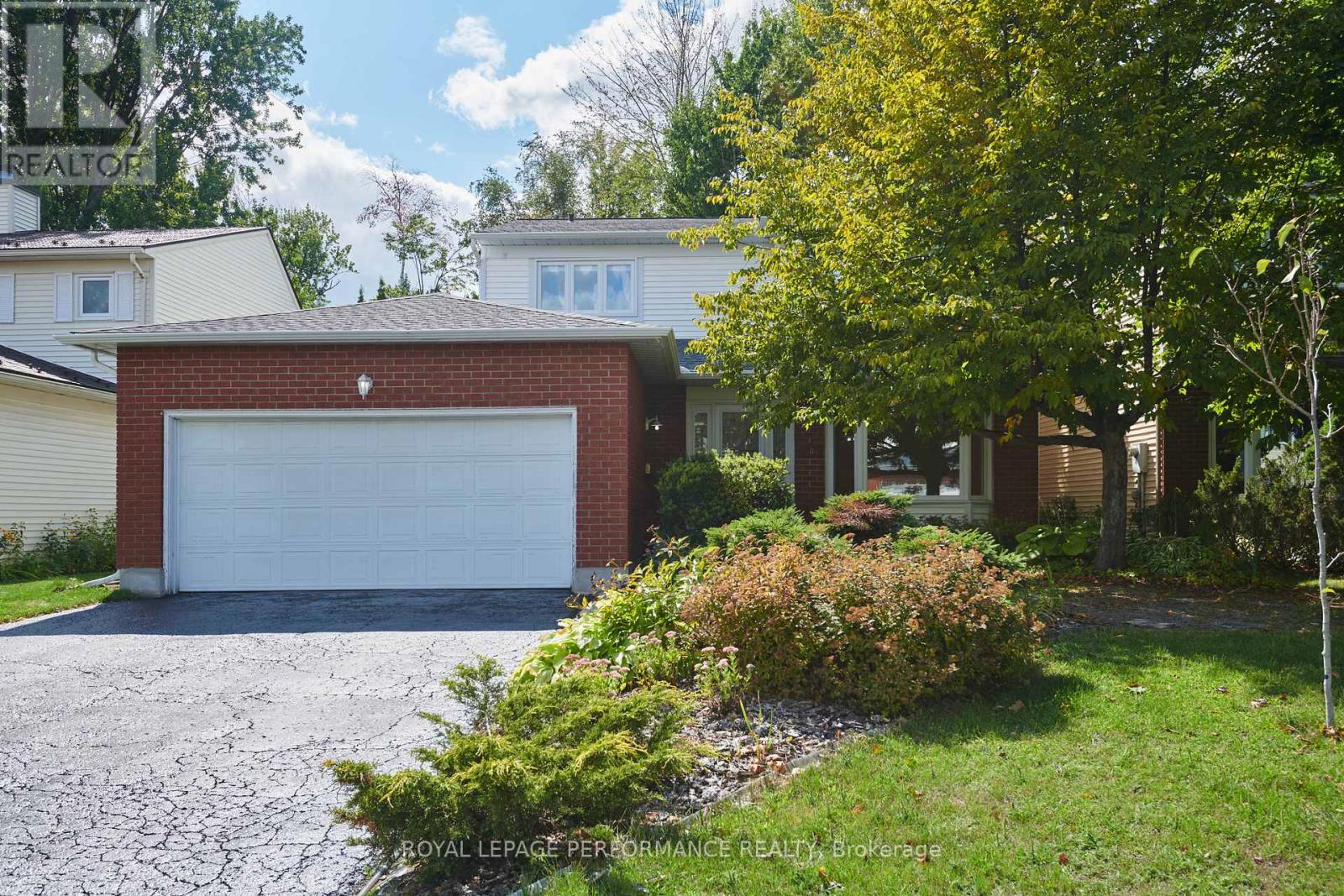 3804 Autumnwood St, Ottawa, ON K1T 2G8