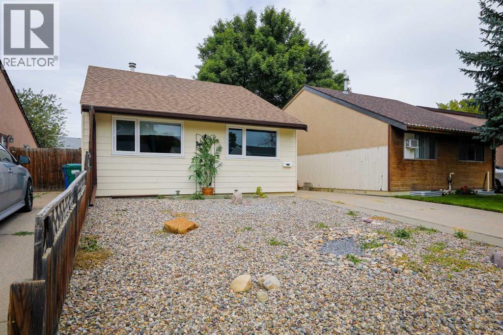 1121 St David Rd N, Lethbridge, AB T1H 5A5