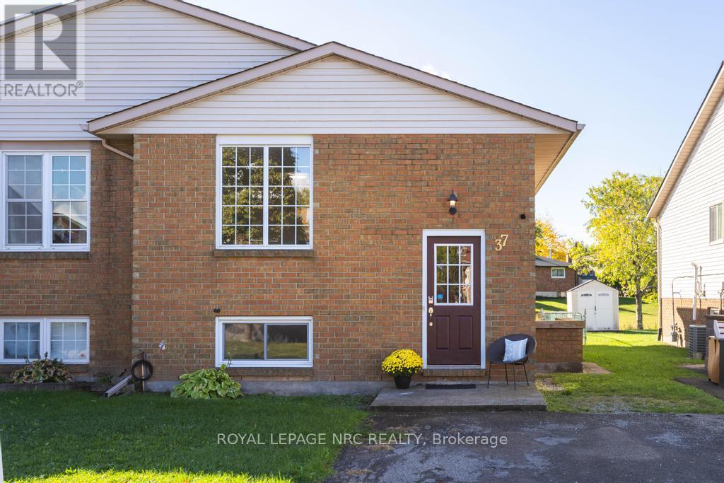 37 Woodland Dr, Welland, ON L3C 7C9