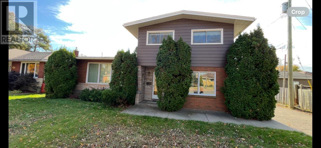 2724 Park Row, Thunder Bay, ON P7C 1N5