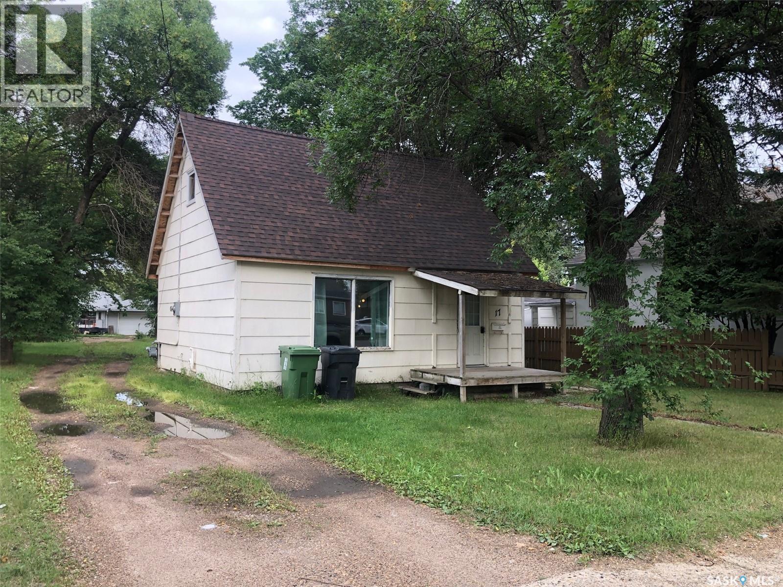 17 Gladstone Ave N, Yorkton, SK S3N 2B2
