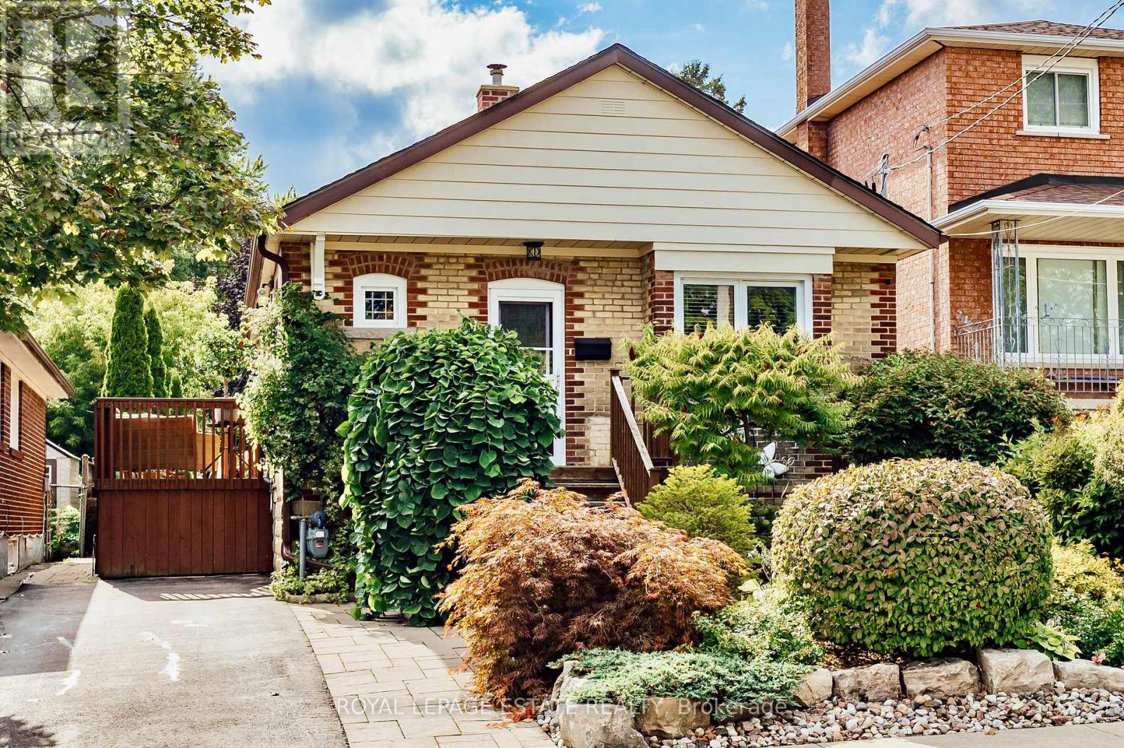 92 S Woodrow Blvd, Toronto, ON M1N 3L7
