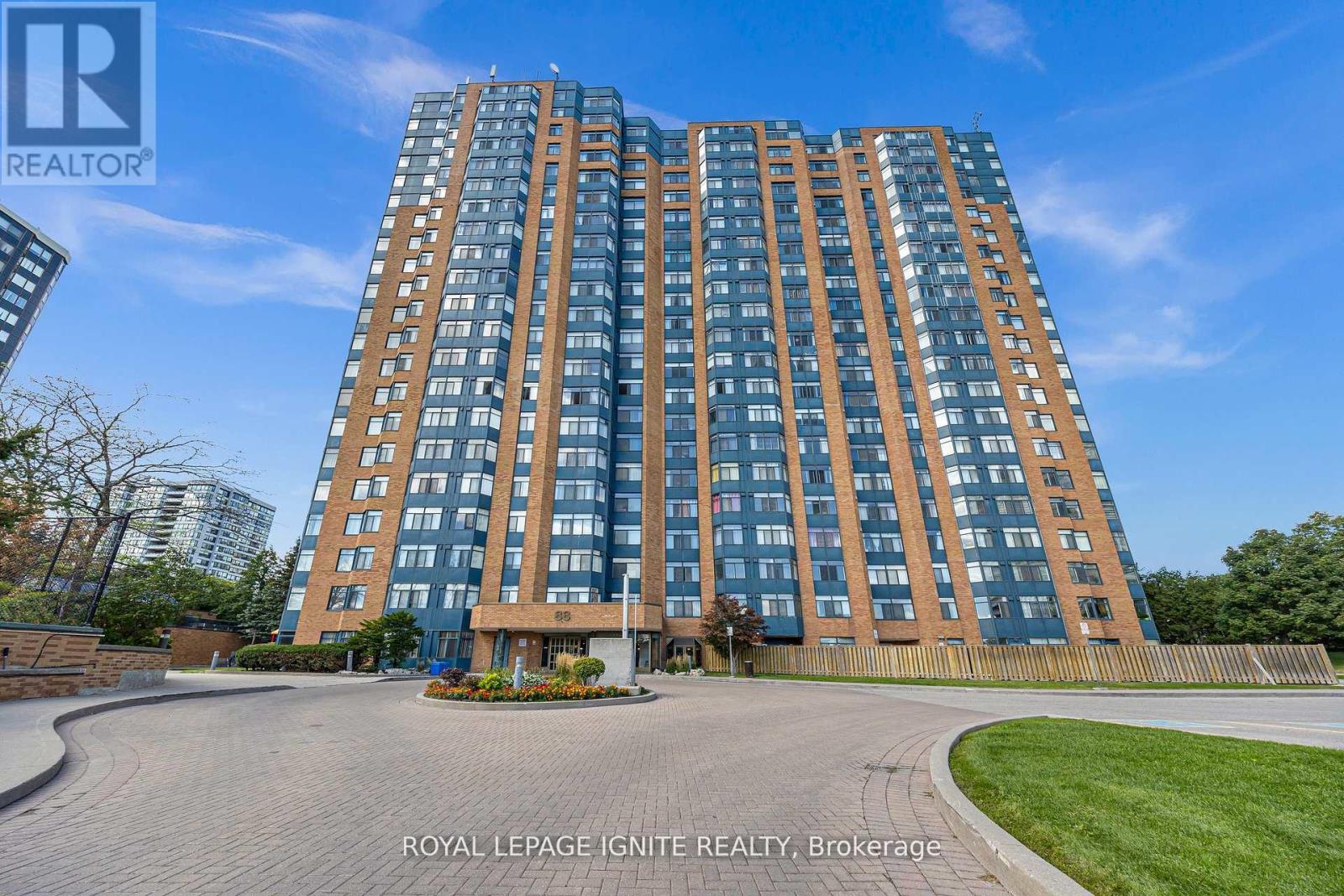 215 88 Alton Towers Cir, Toronto, ON M1V 5C5