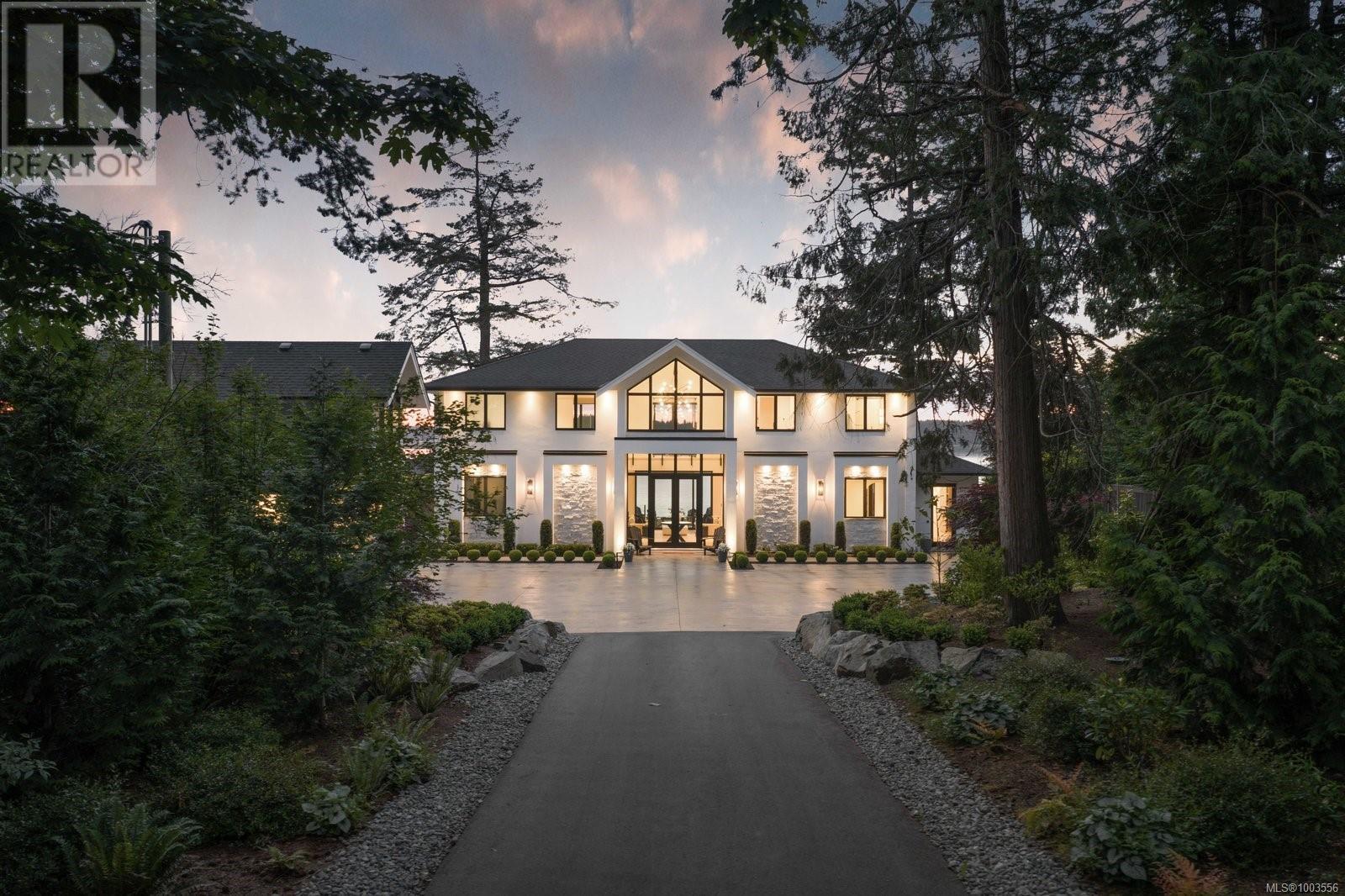 8425 Lochside Dr, Central Saanich, BC V8M 1T9