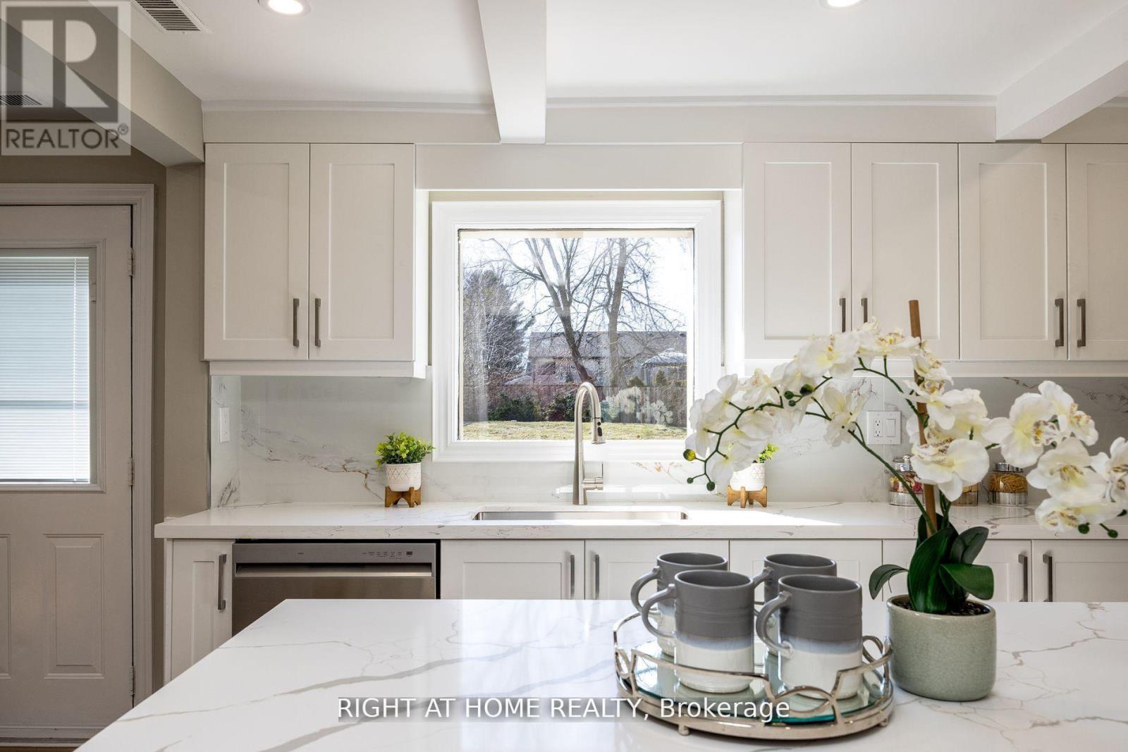 15 Farr Ave, East Gwillimbury, ON L0G 1V0