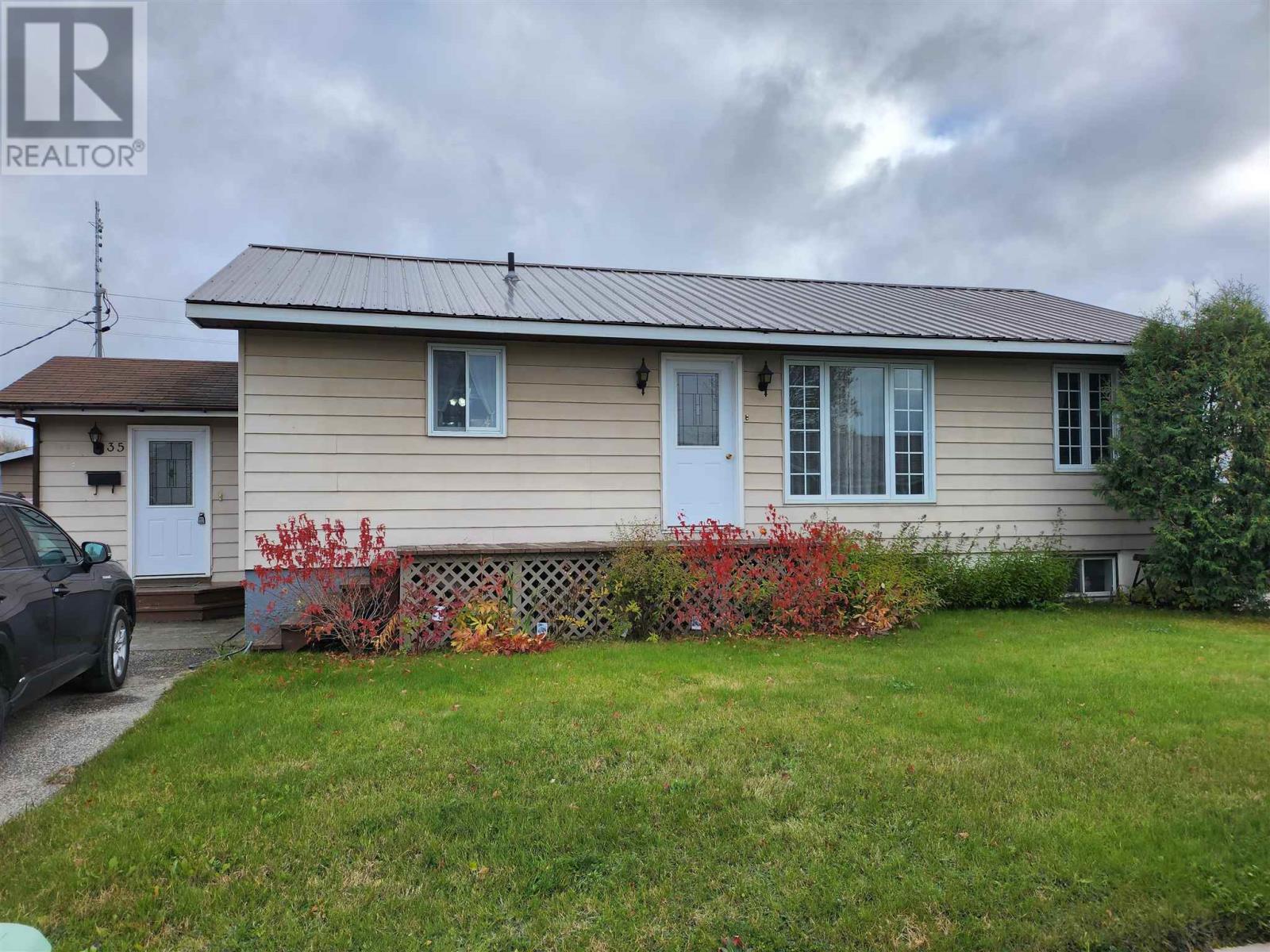 35 Rue Des Pins, Dubreuilville, ON P0S 1B0