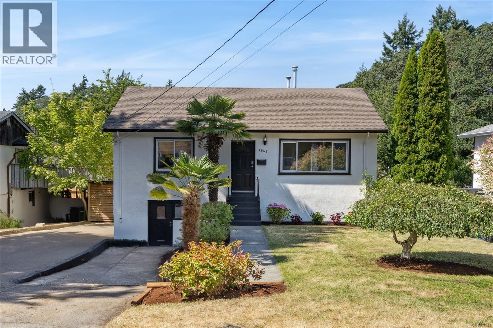 1042 Lodge Ave, Saanich, BC V8X 3A8