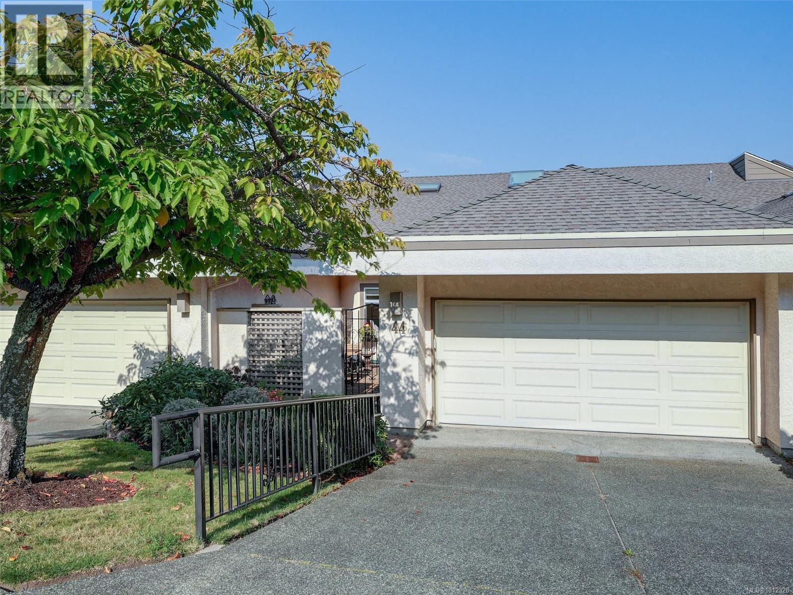 4318 Emily Carr Dr Unit 44 Dr, Saanich, BC V8X 5E7