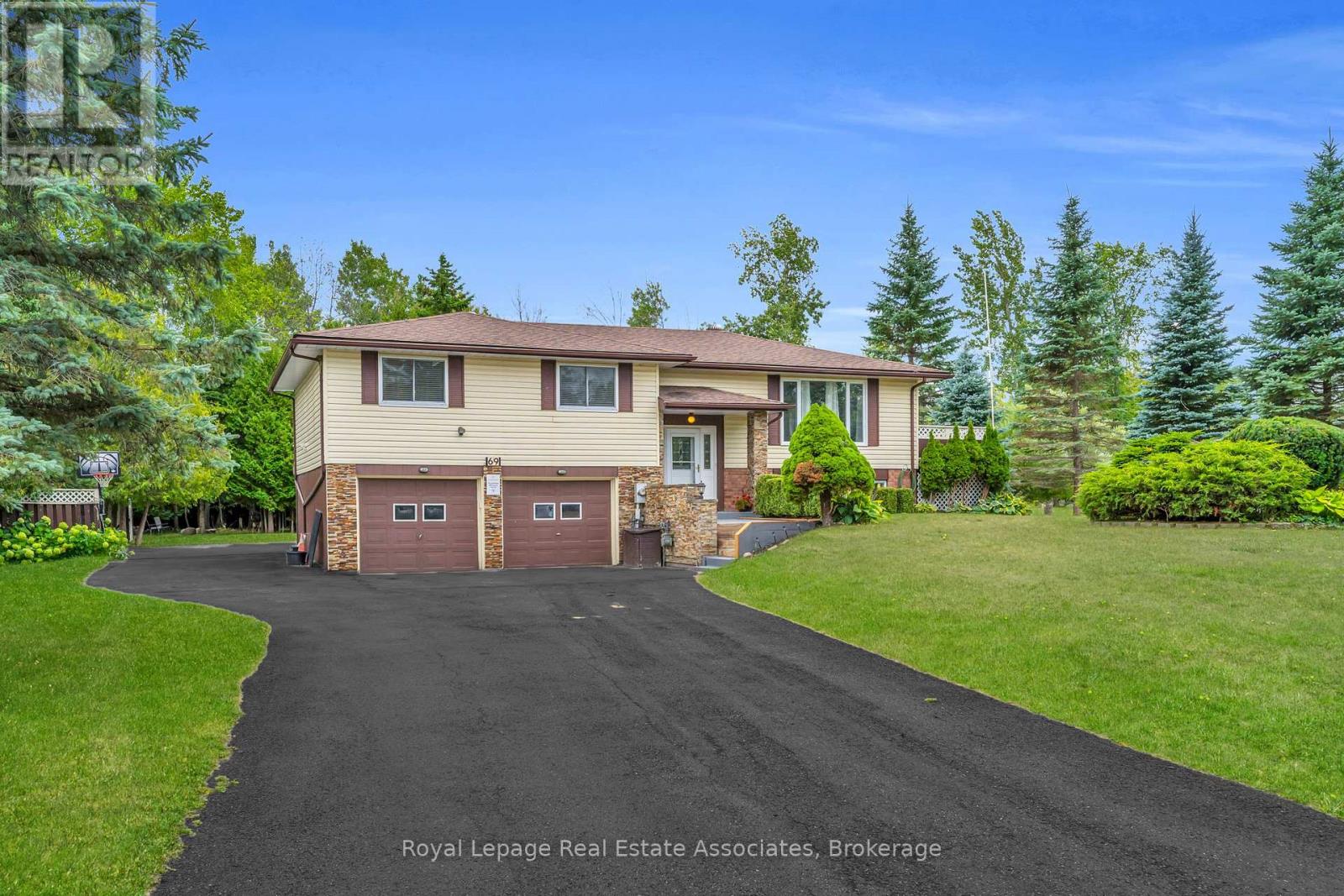 69 George Ave, Wasaga Beach, ON L9Z 2X9