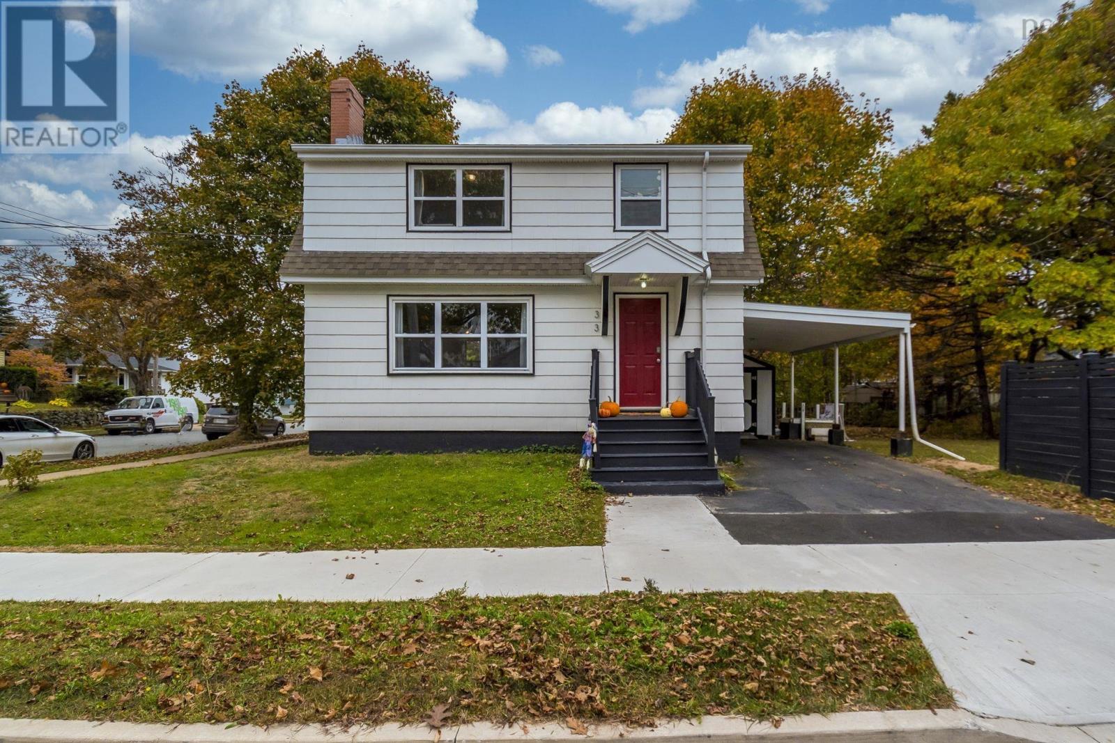 33 Pinehill Rd, Dartmouth, NS B3A 2G2