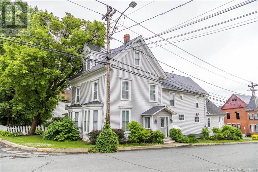 121 Prince Albert St, Woodstock, NB E7M 2L9