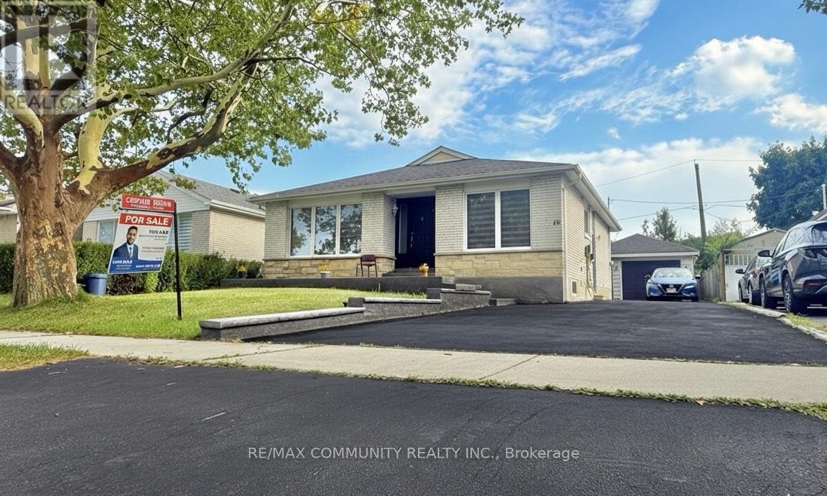 15 Strathavon Dr, Toronto, ON M9V 2H4