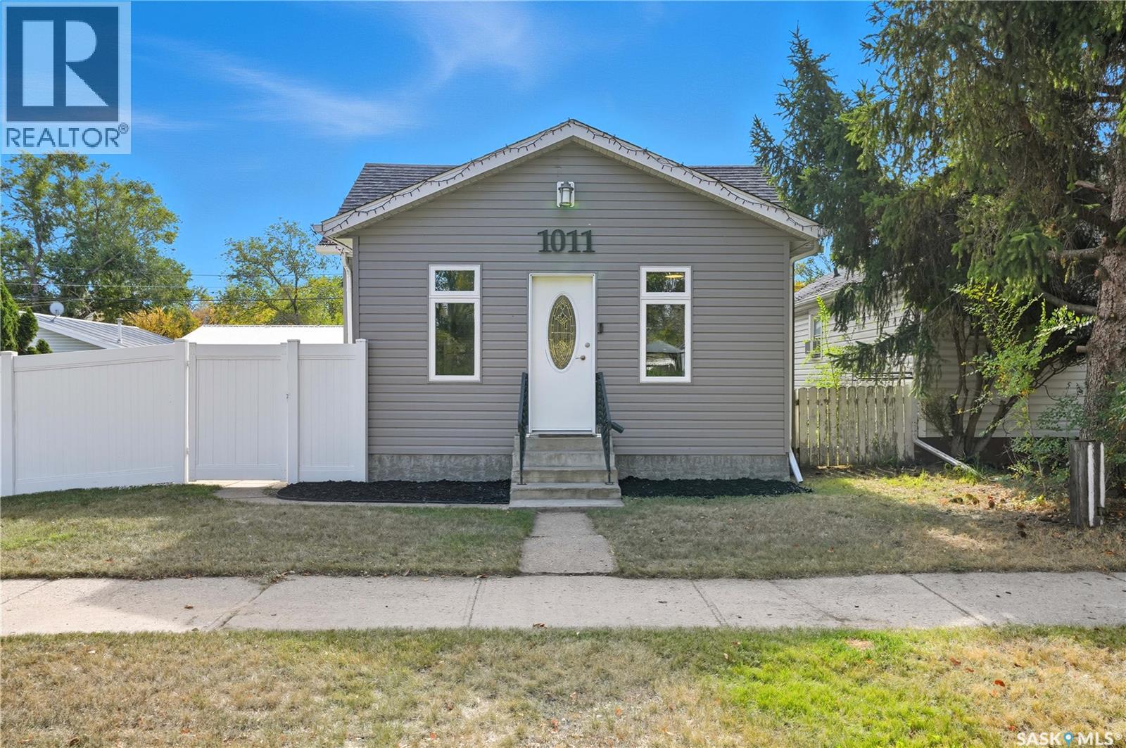 1011 Iroquois St W, Moose Jaw, SK S6H 5B7