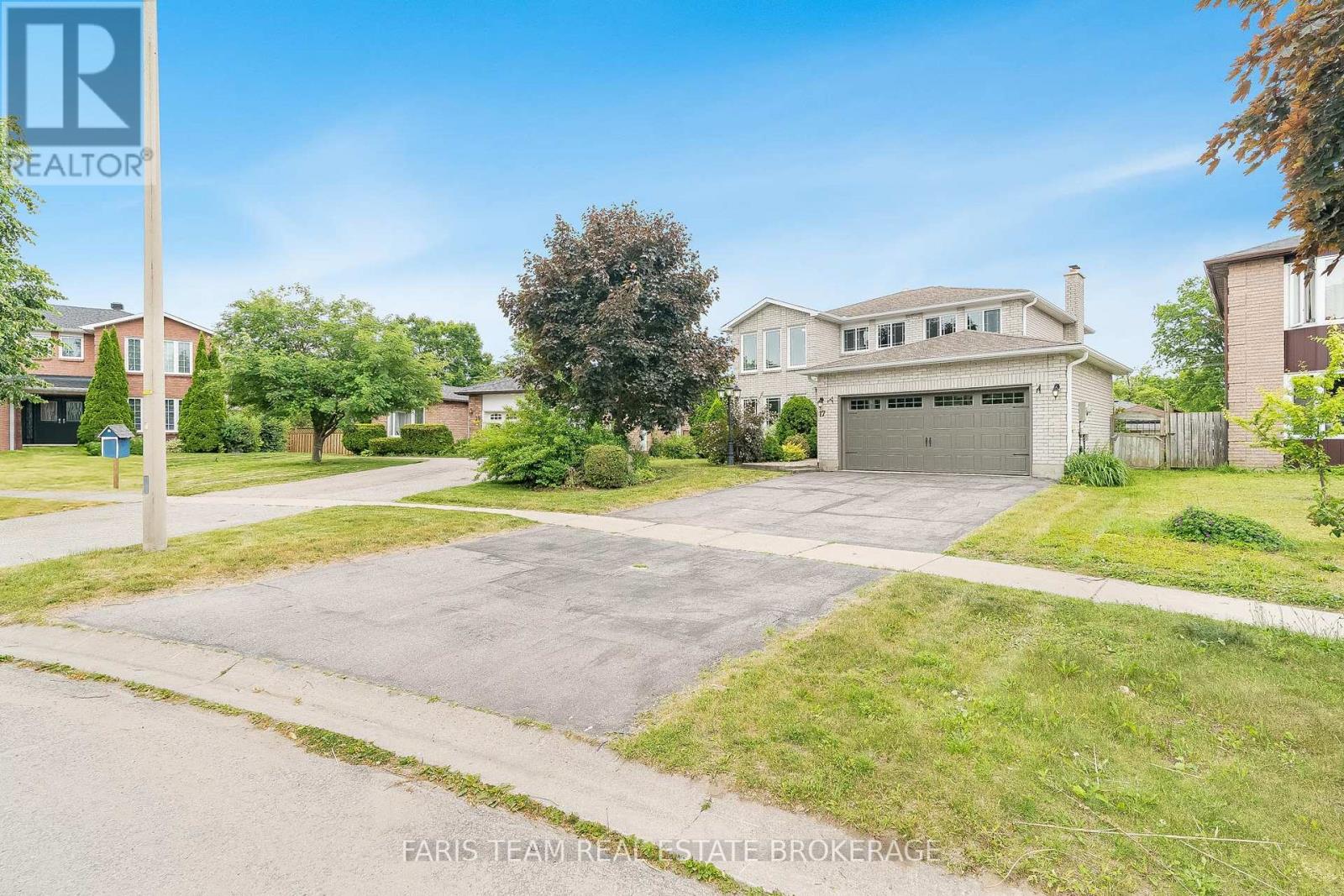 17 Radenhurst Cres, Barrie, ON L4M 6C6