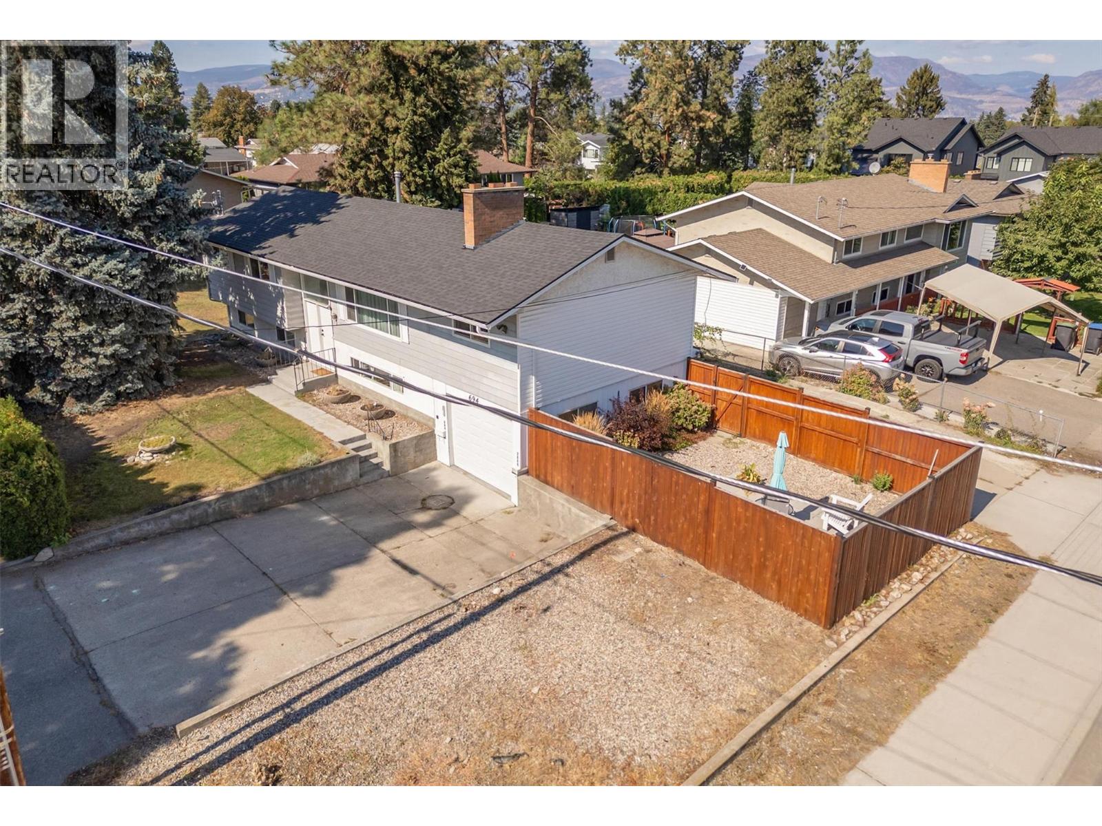 694 Tozer Ave, Kelowna, BC V1W 2A6